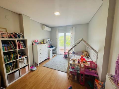 Apartamento T2+1 com terraço em Pechão