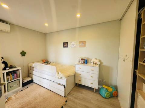 Apartamento T2+1 com terraço em Pechão
