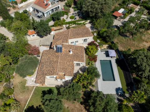EXCLUSIVIDADE

Magnifica propriedade terrea num jardim maduro.