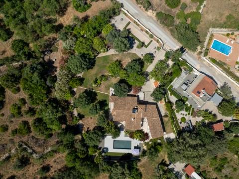 EXCLUSIVIDADE

Magnifica propriedade terrea num jardim maduro.