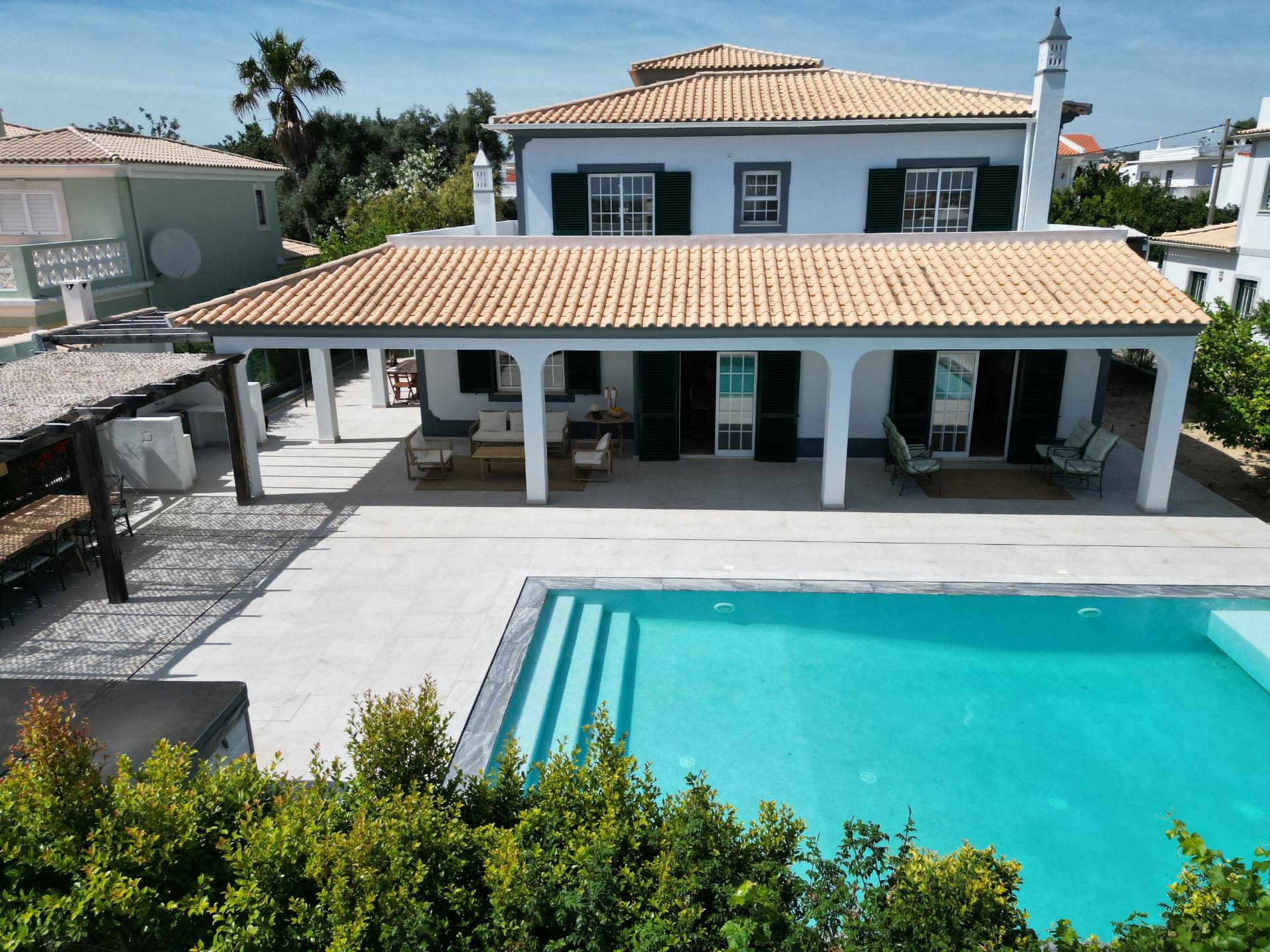 Elegante Moradia V5 com Piscina, Jacuzzi e Amplas Áreas de Lazer