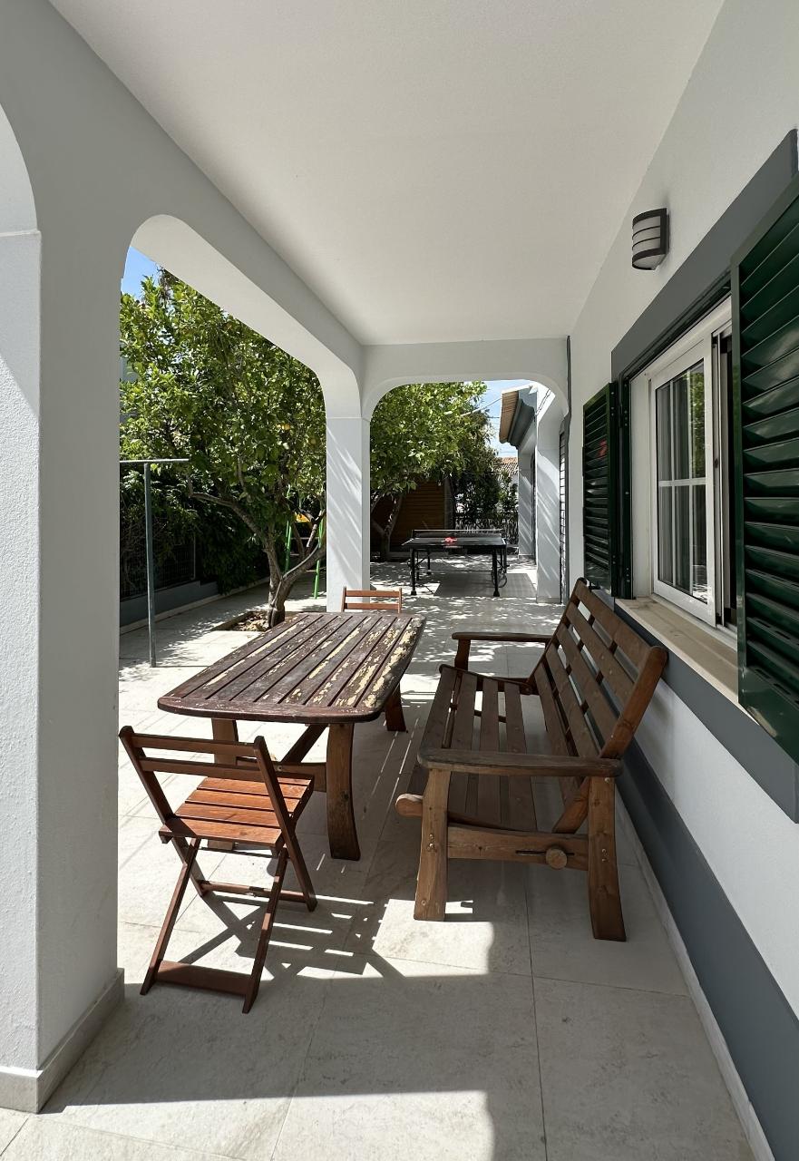 Elegante Moradia V5 com Piscina, Jacuzzi e Amplas Áreas de Lazer