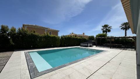 Elegante Moradia V5 com Piscina, Jacuzzi e Amplas Áreas de Lazer