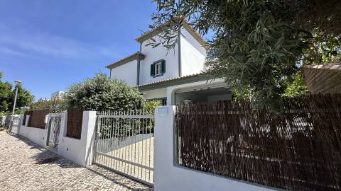 Elegante Moradia V5 com Piscina, Jacuzzi e Amplas Áreas de Lazer