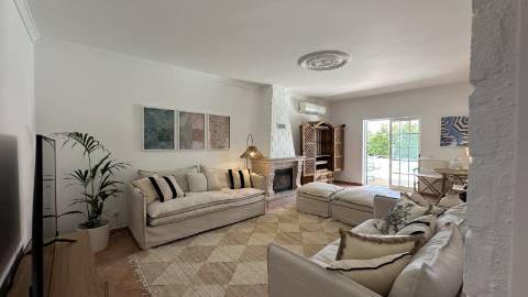Elegante Moradia V5 com Piscina, Jacuzzi e Amplas Áreas de Lazer
