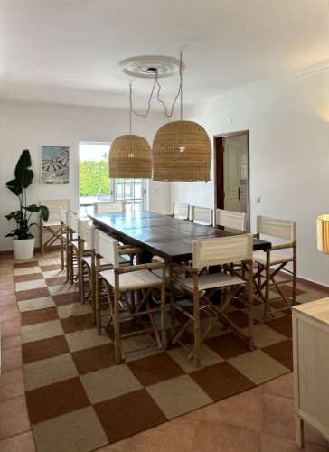 Elegante Moradia V5 com Piscina, Jacuzzi e Amplas Áreas de Lazer