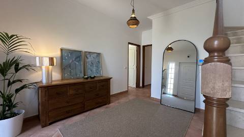 Elegante Moradia V5 com Piscina, Jacuzzi e Amplas Áreas de Lazer