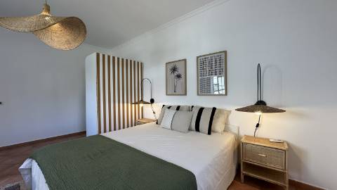 Elegante Moradia V5 com Piscina, Jacuzzi e Amplas Áreas de Lazer