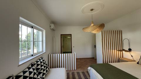 Elegante Moradia V5 com Piscina, Jacuzzi e Amplas Áreas de Lazer