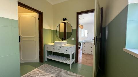 Elegante Moradia V5 com Piscina, Jacuzzi e Amplas Áreas de Lazer