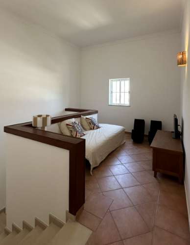 Elegante Moradia V5 com Piscina, Jacuzzi e Amplas Áreas de Lazer