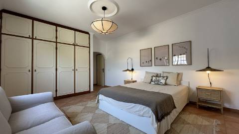 Elegante Moradia V5 com Piscina, Jacuzzi e Amplas Áreas de Lazer