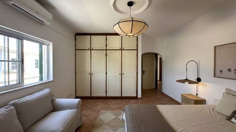 Elegante Moradia V5 com Piscina, Jacuzzi e Amplas Áreas de Lazer