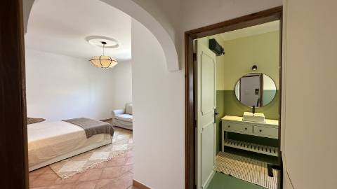 Elegante Moradia V5 com Piscina, Jacuzzi e Amplas Áreas de Lazer