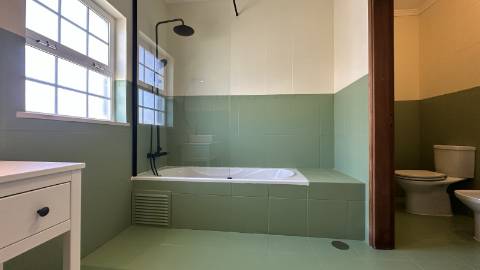 Elegante Moradia V5 com Piscina, Jacuzzi e Amplas Áreas de Lazer