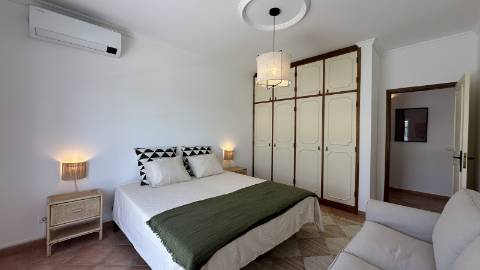 Elegante Moradia V5 com Piscina, Jacuzzi e Amplas Áreas de Lazer