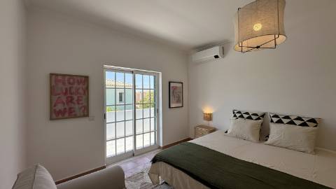 Elegante Moradia V5 com Piscina, Jacuzzi e Amplas Áreas de Lazer