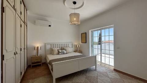 Elegante Moradia V5 com Piscina, Jacuzzi e Amplas Áreas de Lazer