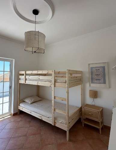 Elegante Moradia V5 com Piscina, Jacuzzi e Amplas Áreas de Lazer