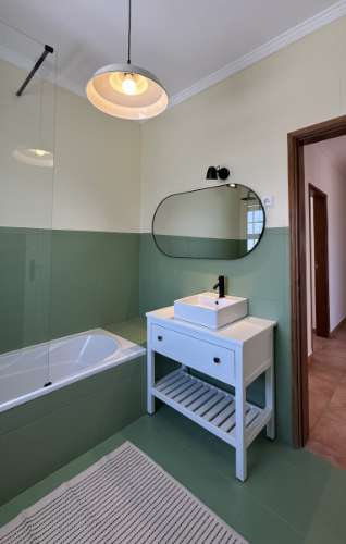 Elegante Moradia V5 com Piscina, Jacuzzi e Amplas Áreas de Lazer