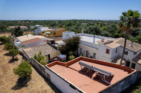 Uma Alma Boémia no Coração do Algarve! Magnífica Quinta Tradicional de Charme | 8 Quartos | Pátio | Jardim | Moncarapacho'