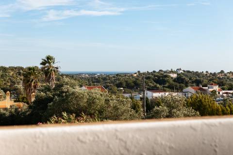 Espaçosa Moradia T7 com Piscina Aquecida e Jardins Paisagísticos