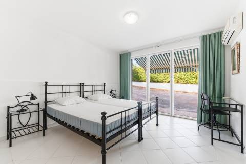 Espaçosa Moradia T7 com Piscina Aquecida e Jardins Paisagísticos