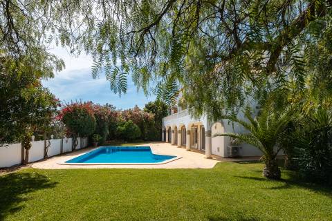 Espaçosa Moradia T7 com Piscina Aquecida e Jardins Paisagísticos