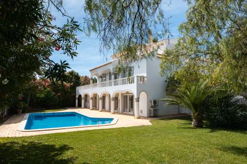 Espaçosa Moradia T7 com Piscina Aquecida e Jardins Paisagísticos