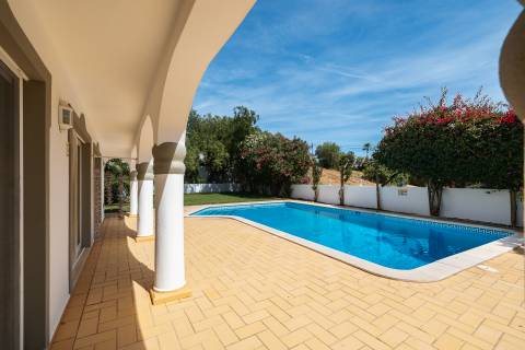 Espaçosa Moradia T7 com Piscina Aquecida e Jardins Paisagísticos