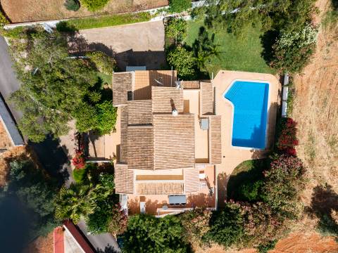 Espaçosa Moradia T7 com Piscina Aquecida e Jardins Paisagísticos