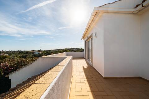 Espaçosa Moradia T7 com Piscina Aquecida e Jardins Paisagísticos
