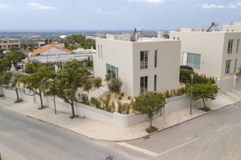 Moradia nova de 3 quartos com vista mar em St.Barbara de Nexe