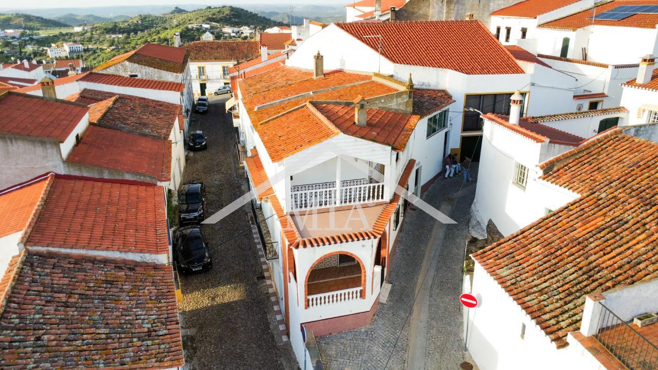 Prédio em propriedade total, de gaveto, com...