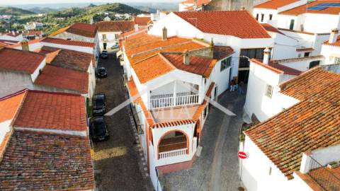 Prédio em propriedade total, de gaveto, com...