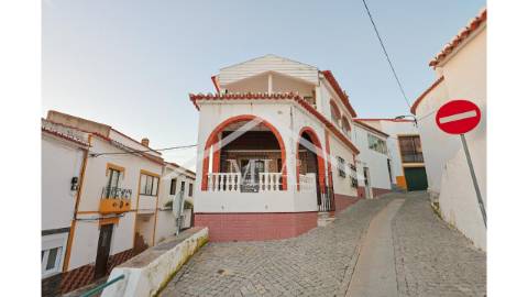 Prédio em propriedade total, de gaveto, com...