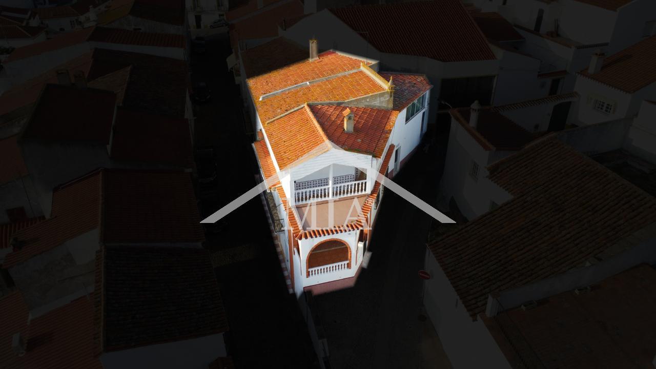 Prédio em propriedade total, de gaveto, com...