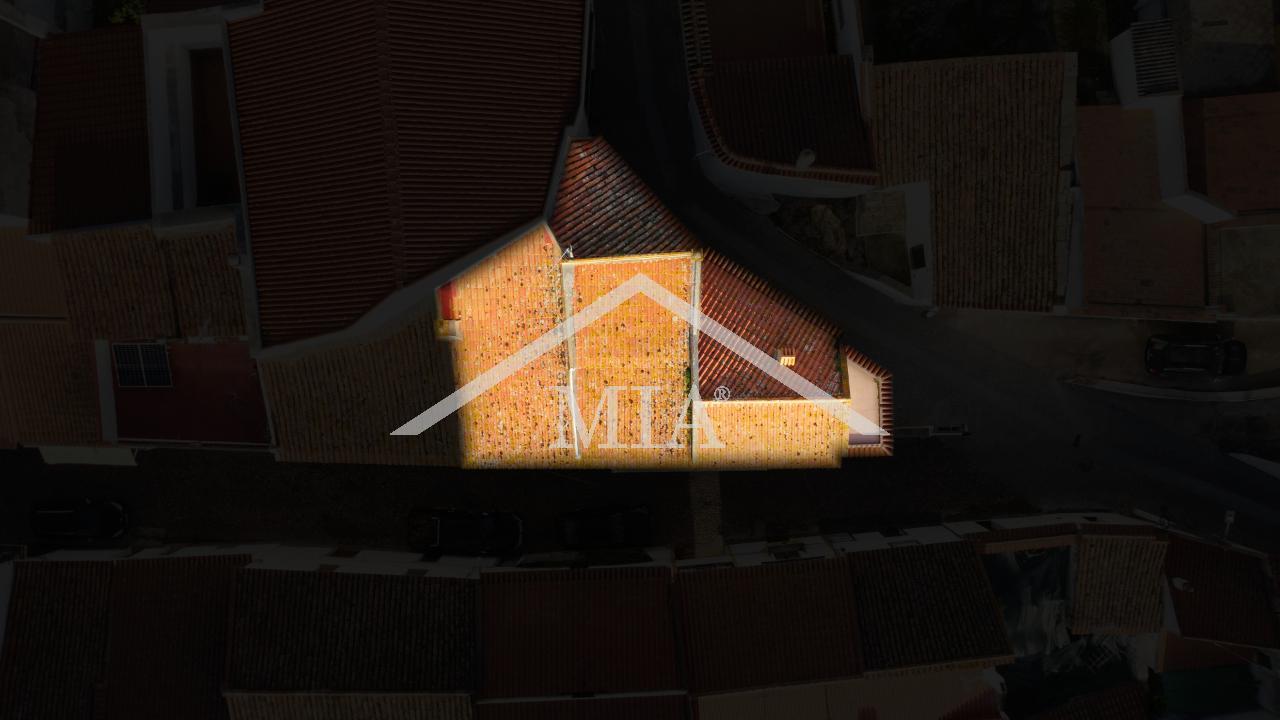 Prédio em propriedade total, de gaveto, com...