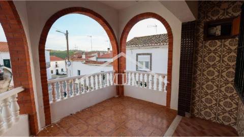 Prédio em propriedade total, de gaveto, com...