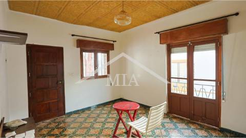 Prédio em propriedade total, de gaveto, com...