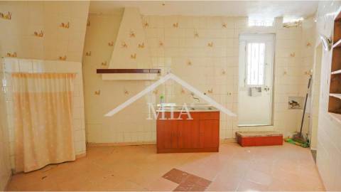 Prédio em propriedade total, de gaveto, com...