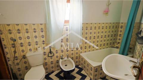 Prédio em propriedade total, de gaveto, com...