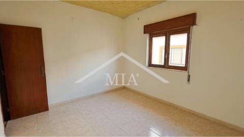 Prédio em propriedade total, de gaveto, com...