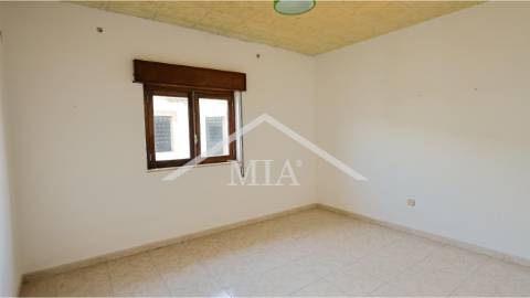 Prédio em propriedade total, de gaveto, com...