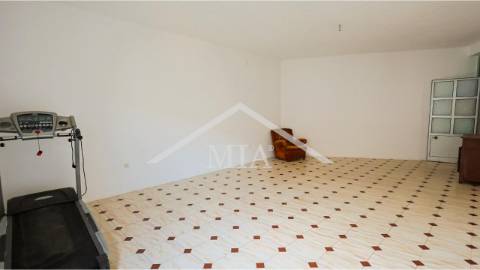 Prédio em propriedade total, de gaveto, com...