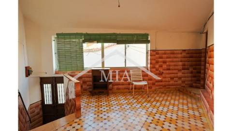 Prédio em propriedade total, de gaveto, com...