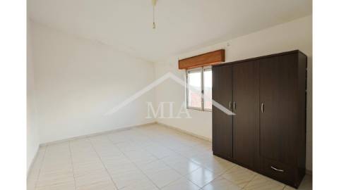 Prédio em propriedade total, de gaveto, com...