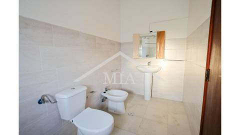 Prédio em propriedade total, de gaveto, com...