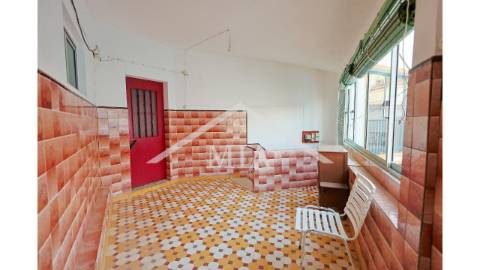 Prédio em propriedade total, de gaveto, com...