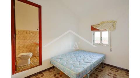 Prédio em propriedade total, de gaveto, com...